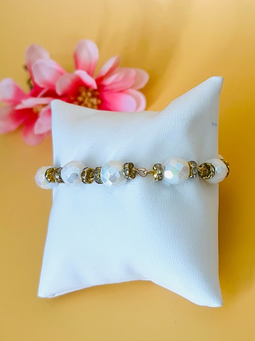White & gold tone beaded bracelet with round toggle